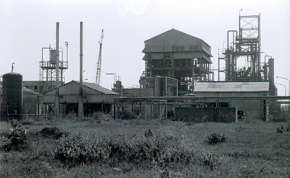 Exterior view of the Union Carbide pesticide factory in Bhopal