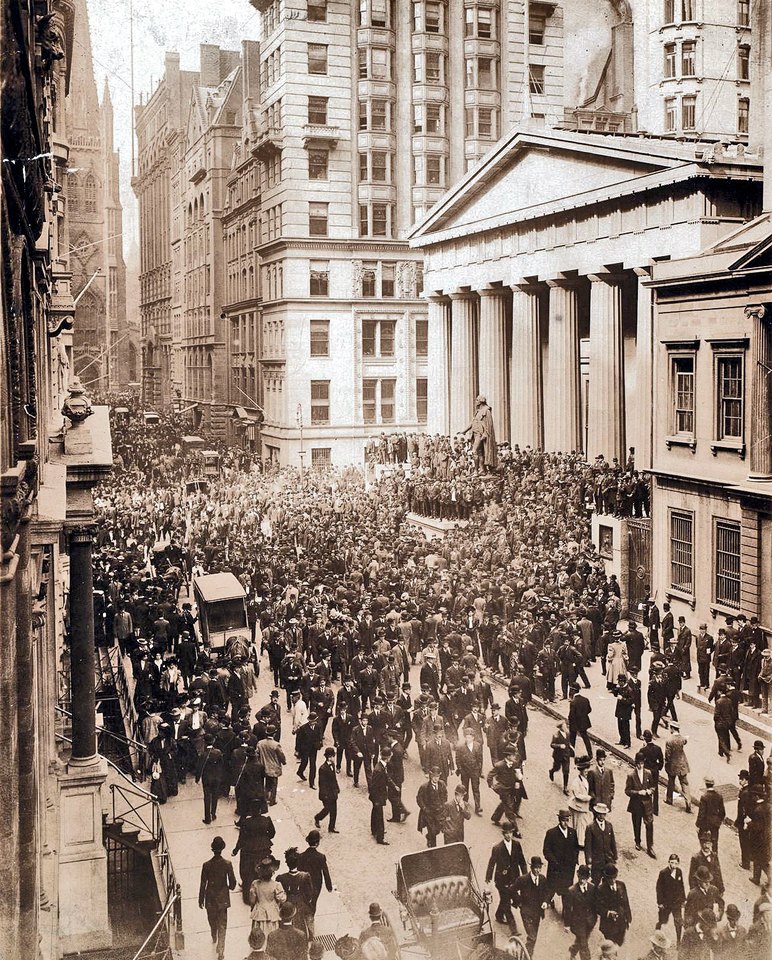 A crowd on Wall Street during the 1907 Bankers’ Panic