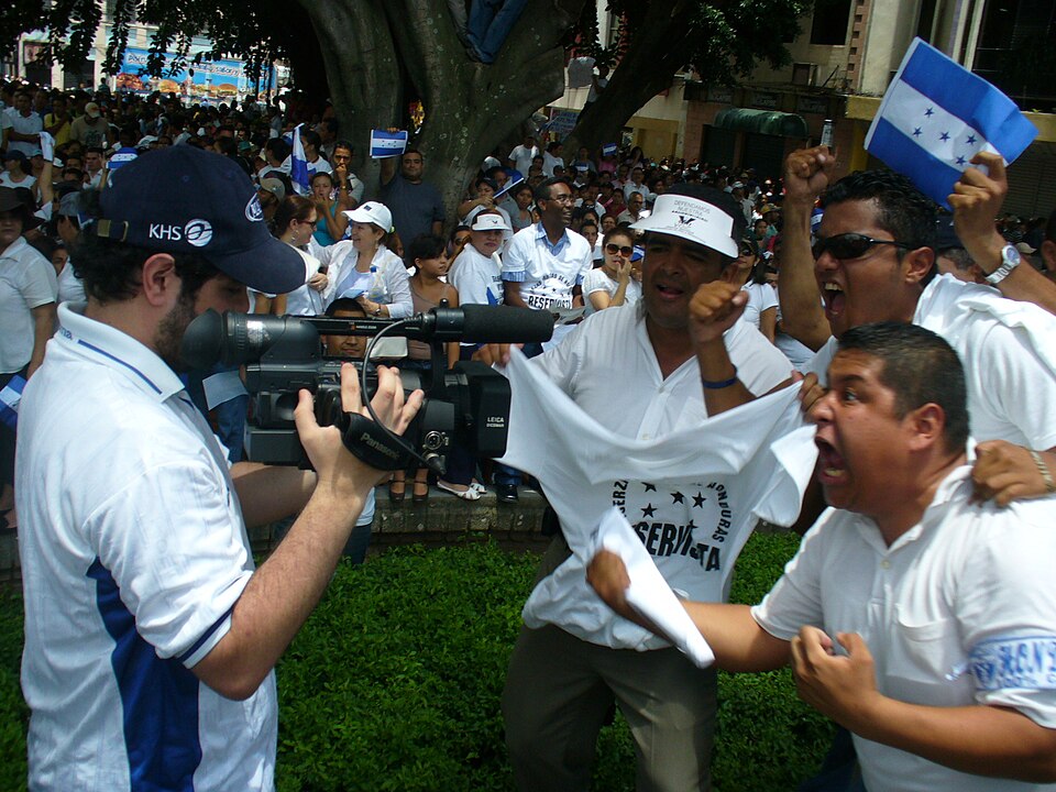 Demonstrators opposing Manuel Zelaya and Hugo Chávez in Honduras in 2009.