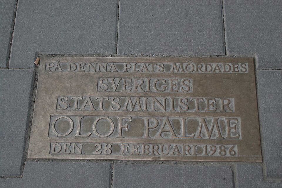 Memorial plaque at the place of Olof Palme’s murder on Tunnelgatan–Sveavägen in Stockholm.