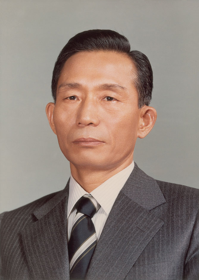 Official presidential portrait of Park Chung-hee.